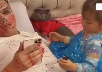 বাবার  শরীরকে  ক্যানভাস হিসেবে ব্যবহার একরত্তির !