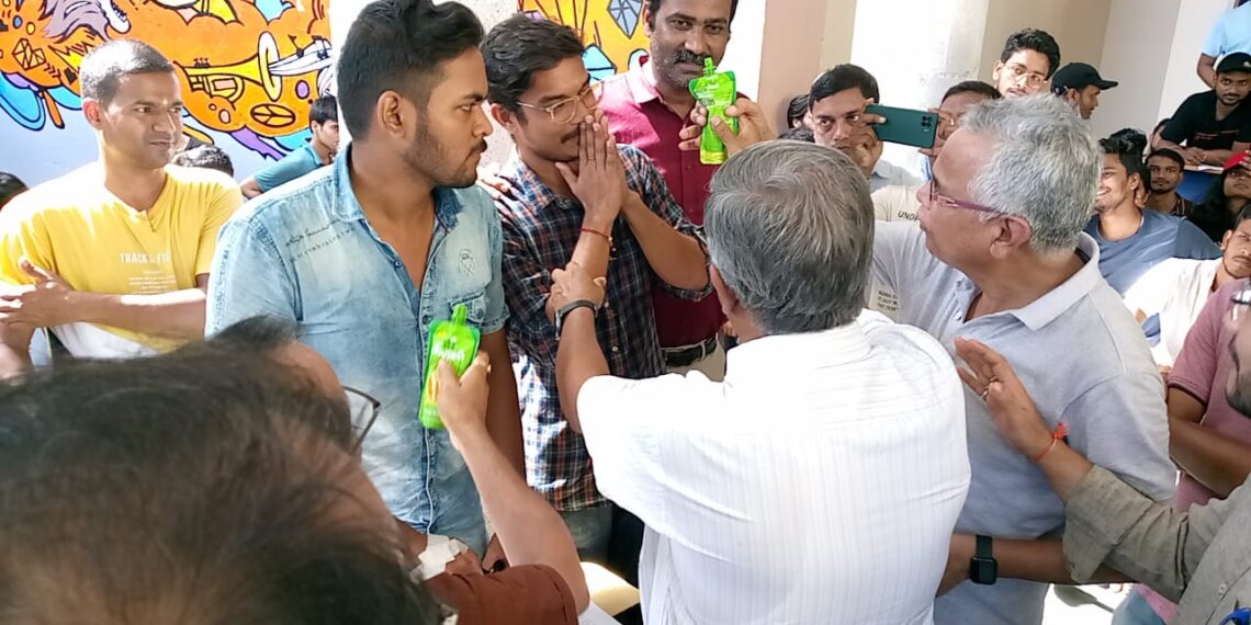 সরছেন ডিন, এনআইটিতে আন্দোলন প্রত্যাহার