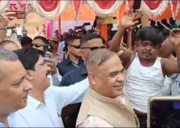 প্রধানমন্ত্রী আবাস চাইতে গিয়ে হিমন্তের কোলে খর্বকায় মজিবুর