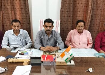 জ্বালানি তেল বাঁচিয়ে অর্থ পকেটস্থ করতেই নদীতে আবর্জনা, পুরসভাকে  বিঁধল ‌কংগ্রেস