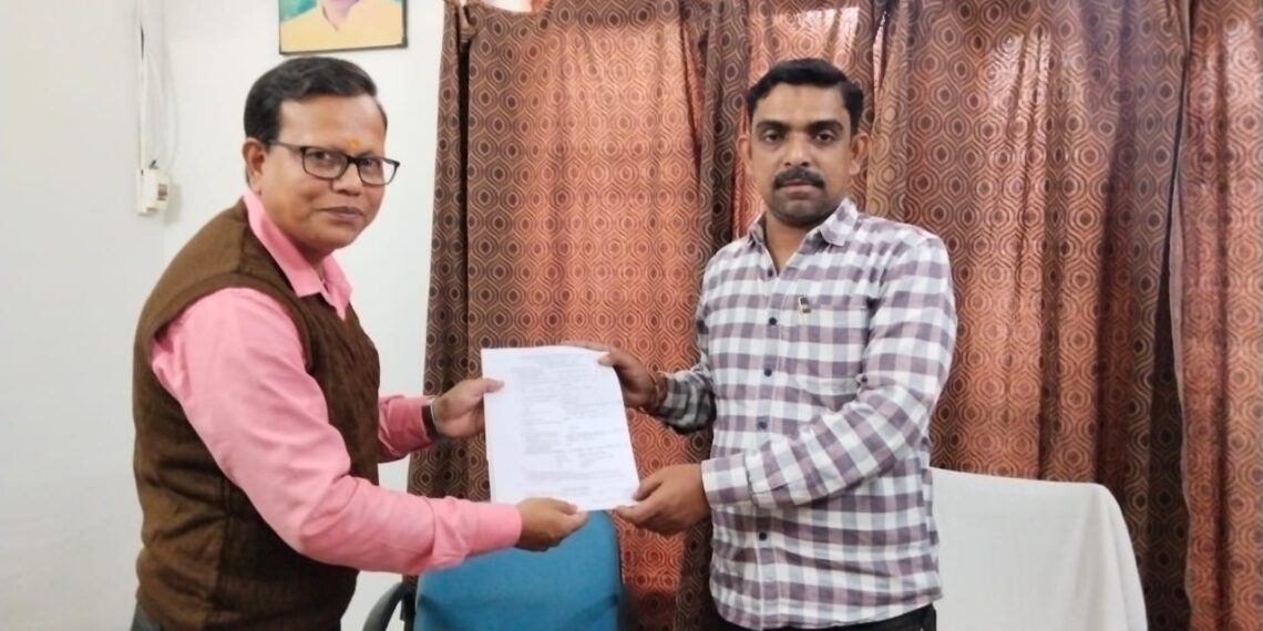 শিলচরে কংগ্ৰেসের টিকিট চাইলেন আইনজীবী পীযূষকান্তি দাস