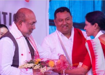 শিলচরে  এসে মনিপুরী ঐক্যের গান বীরেনের