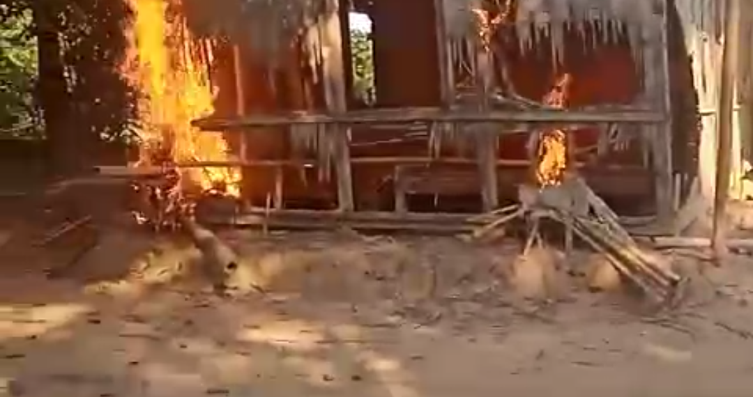 জিরিঘাটে উগ্রপন্থীদের আস্তানা জ্বালিয়ে দিল জনতা