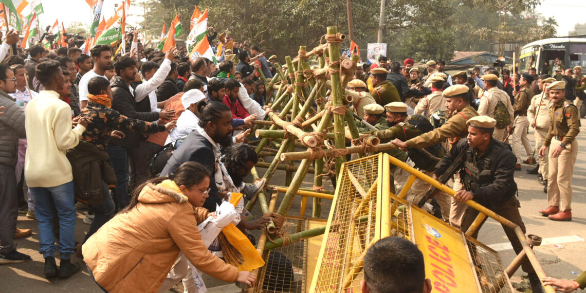 গুয়াহাটিতে পুলিশ ও কংগ্রেস কর্মীদের তুমুল সংঘর্ষ