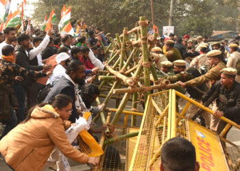 গুয়াহাটিতে পুলিশ ও কংগ্রেস কর্মীদের তুমুল সংঘর্ষ
