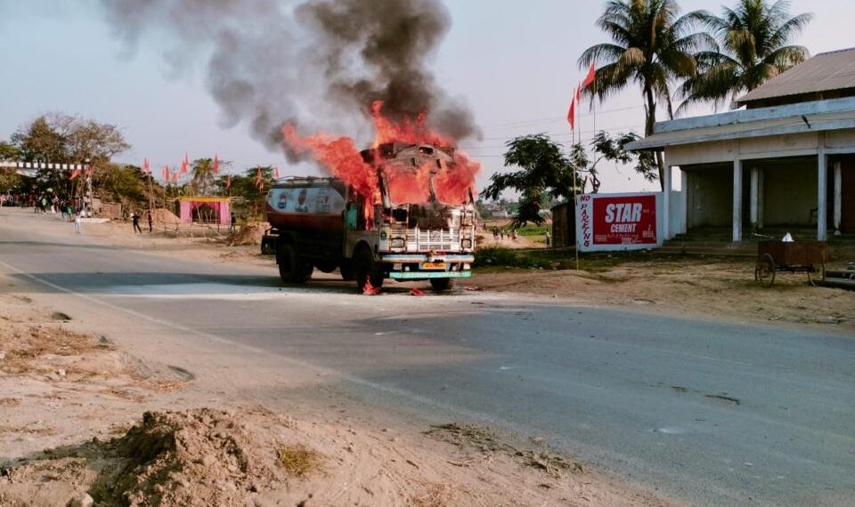 রামনগরে ওয়েল ট্যাঙ্কারে আগুন, উত্তেজনা