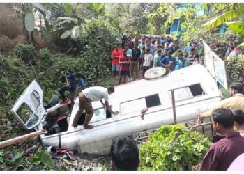 কাটাখালে  দুর্ঘটনার কবলে পিকনিকের গাড়ি