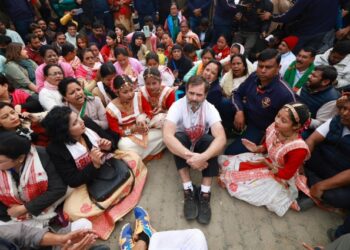 বটদ্রবা থানে ঢুকতে বাধা, রাস্তায় বসে ‘রঘুপতি রাঘব’ গাইলেন রাহুল