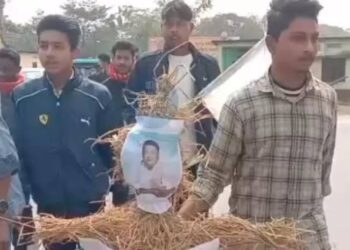 পাঠক্রমে মাতৃভাষা বর্জন ! রাজ্য জুড়ে আসুর প্রতিবাদ