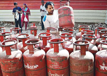 নারী দিবসে ‘উপহার’, ১০০ টাকা কমল রান্নার গ্যাসের দাম