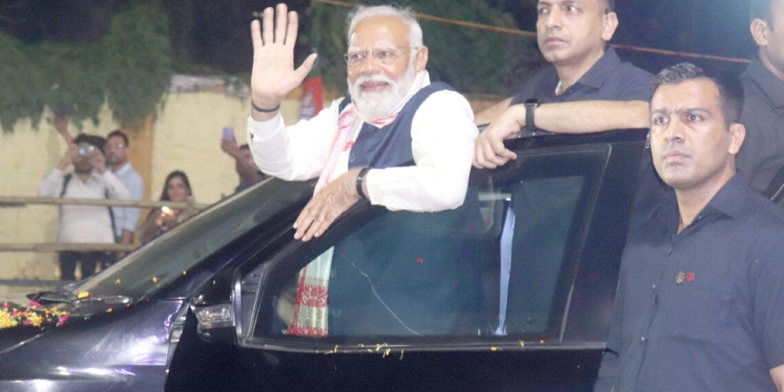 গুয়াহাটিতে পা রেখেই রোড শো করলেন মোদি