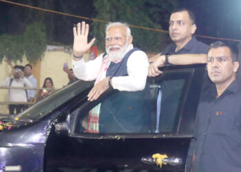 গুয়াহাটিতে পা রেখেই রোড শো করলেন মোদি
