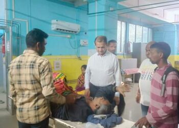 ঝড়ে গাছ পড়ে পাতিমারা বস্তিতে গুরুতর আহত একই পরিবারের ৯ ব্যক্তি, খোঁজ নিলেন বিধায়ক মিহির কান্তি সোম
