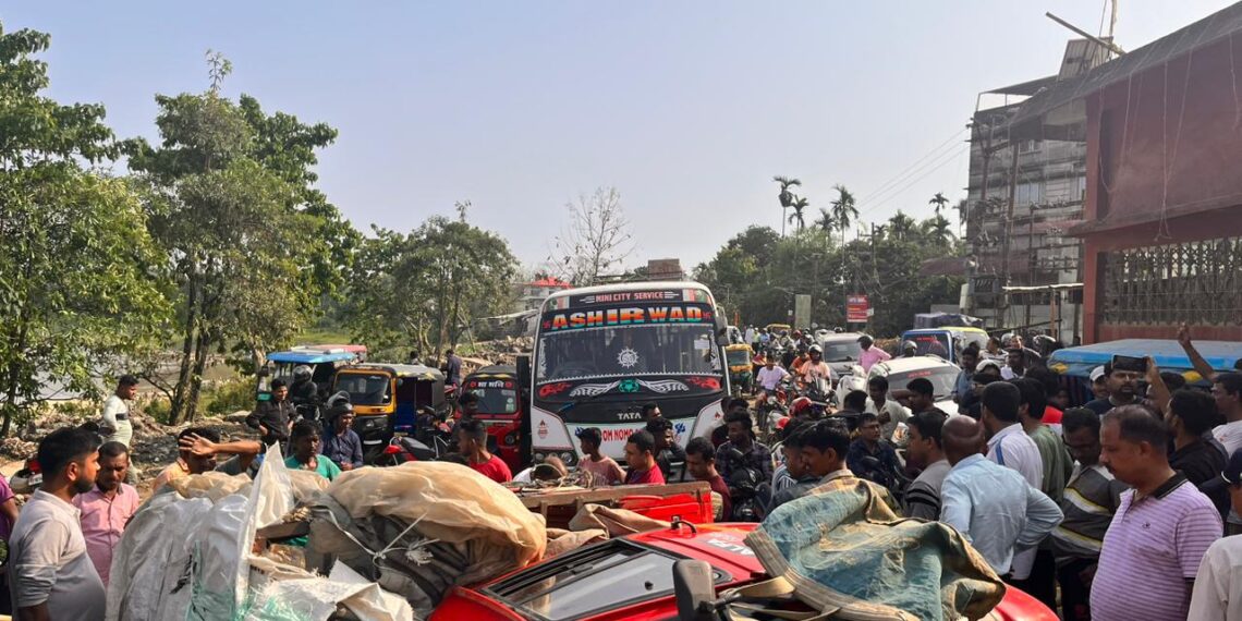 বেহাল শিববাড়ি রোডে অবরোধ, পণবন্দি ইঞ্জিনিয়ার