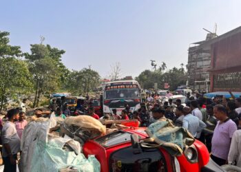 বেহাল শিববাড়ি রোডে অবরোধ, পণবন্দি ইঞ্জিনিয়ার