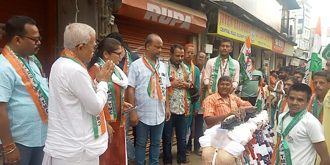 ক্ষুদ্র ব্যবসায়ীদের সঙ্গে গালগল্পে মেতে প্রচার সুস্মিতা, রাধেশ্যামের