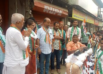 ক্ষুদ্র ব্যবসায়ীদের সঙ্গে গালগল্পে মেতে প্রচার সুস্মিতা, রাধেশ্যামের