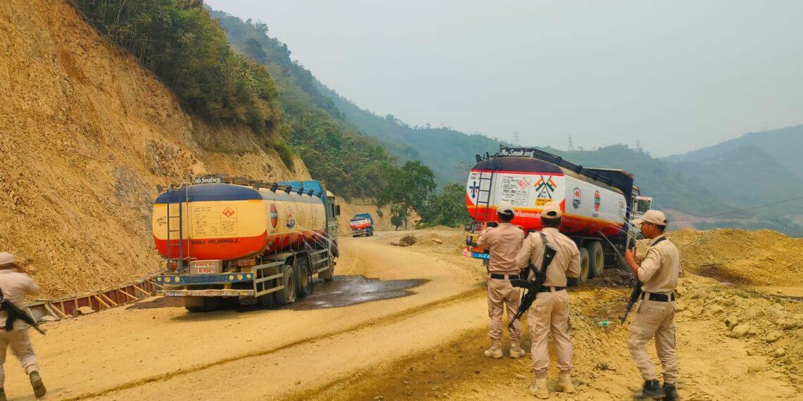 মনিপুরে তেল ও গ্যাসের ট্যাঙ্কারে দুষ্কৃতিদের গুলি