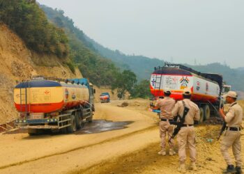 মনিপুরে তেল ও গ্যাসের ট্যাঙ্কারে দুষ্কৃতিদের গুলি