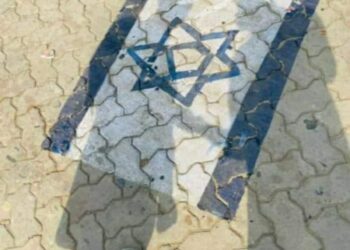 রাস্তায় ইজরায়েলের পতাকার ছবি