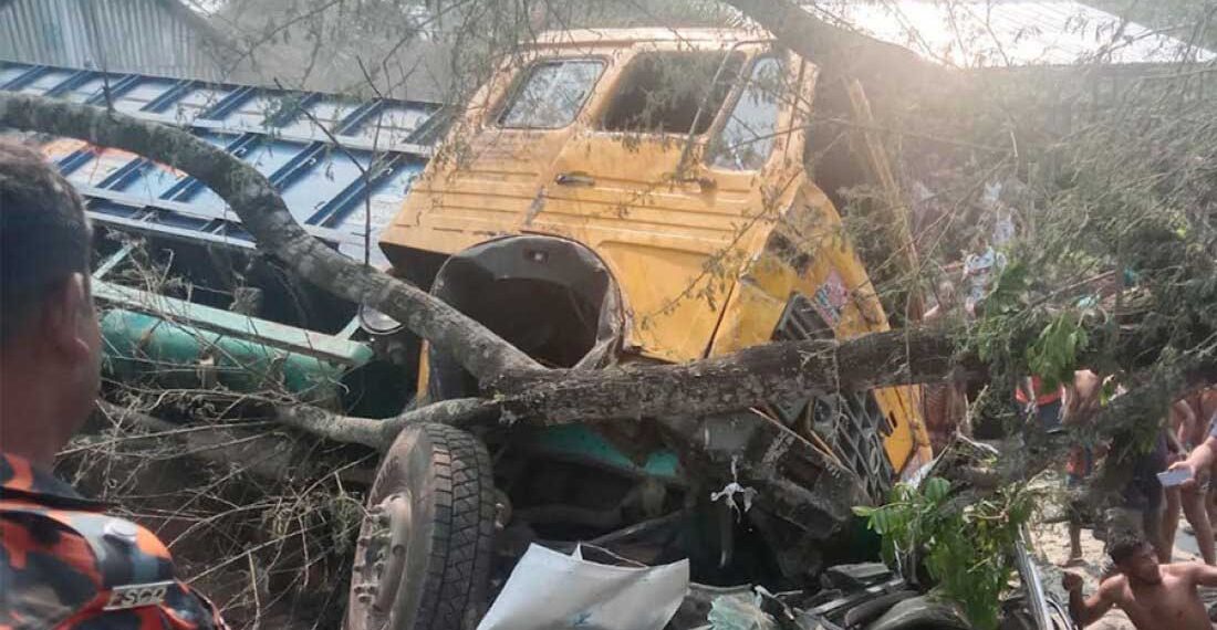 বাংলাদেশে লরি চাপায় হত ১৪