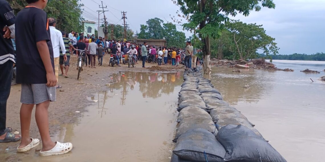 বেতুকান্দি গেট স্বস্তি দিলেও  আতঙ্ক ছড়াচ্ছে শিববাড়ি বাঁধ