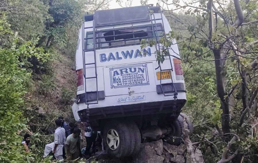 কাশ্মীরে পুণ্যার্থীদের বাসে জঙ্গি হামলায় মৃত্যু ১০ জনের