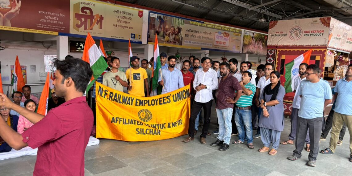 এনপিএস বাতিলের দাবিতে রেল এমপ্লয়িজ ইউনিয়নের ধরনা