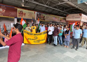 এনপিএস বাতিলের দাবিতে রেল এমপ্লয়িজ ইউনিয়নের ধরনা