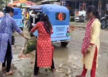 মেডিক্যাল রোডে যানজটে রোগীর গাড়ি, ইট কিনে গর্ত-ভরাট মানবিক আমিরলালদের