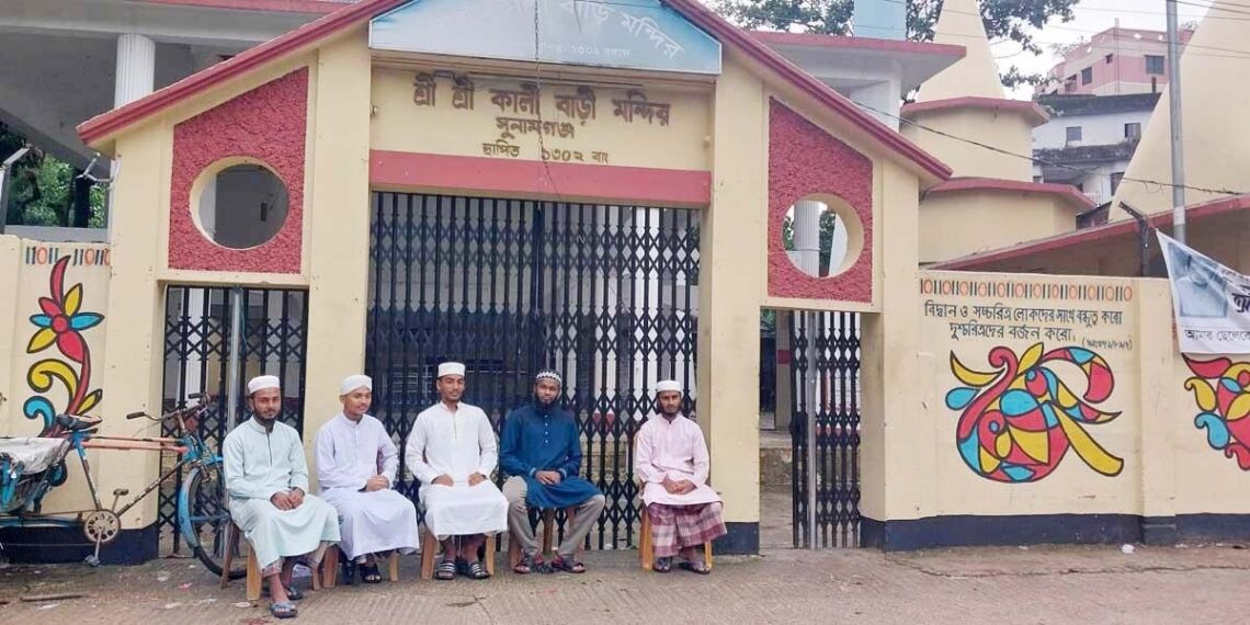 সম্প্রীতির নজির, বাংলাদেশে  মন্দির পাহারায় মাদ্রাসা  শিক্ষার্থীরা