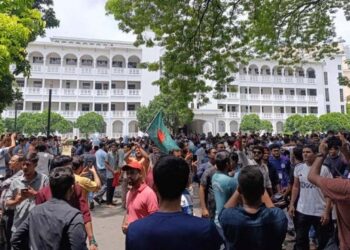 প্রধান বিচারপতির পদত্যাগ  দাবিতে হাইকোর্ট ঘেরাও বাংলাদেশে