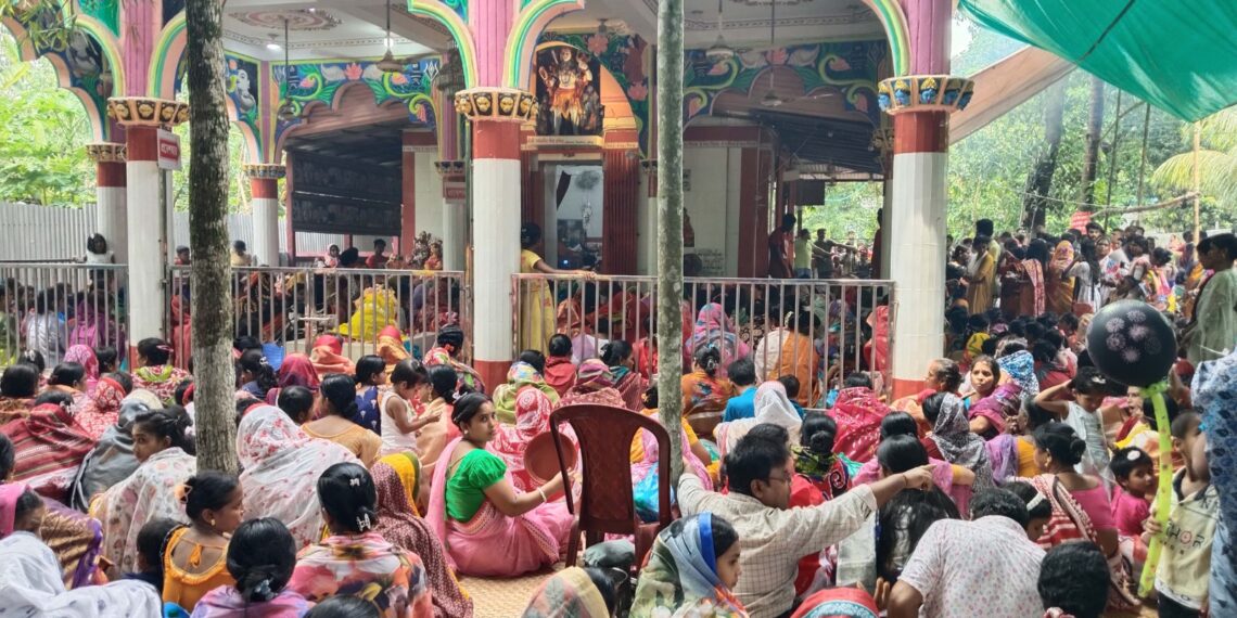 বাংলাদেশে সাড়ে ৮’শ বছরের প্রাচীন শিব মন্দিরে ভক্তের ঢল