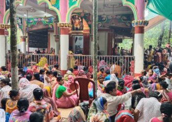 বাংলাদেশে সাড়ে ৮’শ বছরের প্রাচীন  শিব মন্দিরে ভক্তের ঢল