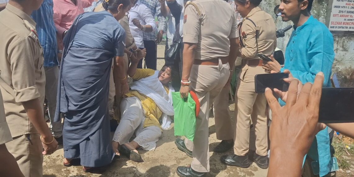 স্মার্টমিটার : শিলচরে বিদ্যুৎ কার্যালয়ে তালা ঝুলিয়ে গ্রেফতার ২০ কংগ্রেসী