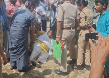 স্মার্টমিটার : শিলচরে বিদ্যুৎ কার্যালয়ে তালা ঝুলিয়ে গ্রেফতার ২০ কংগ্রেসী