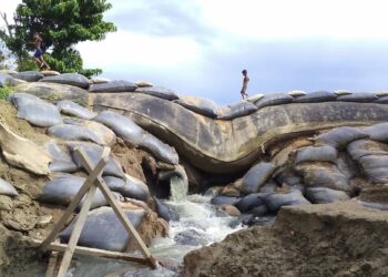 টুকরগ্রামে  হঠাৎ নিচে বসে গেল বন্যা প্রতিরোধী “জিও মেগা টিউব”, আতঙ্ক