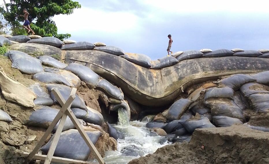 টুকরগ্রামে  হঠাৎ নিচে বসে গেল বন্যা প্রতিরোধী “জিও মেগা টিউব”, আতঙ্ক