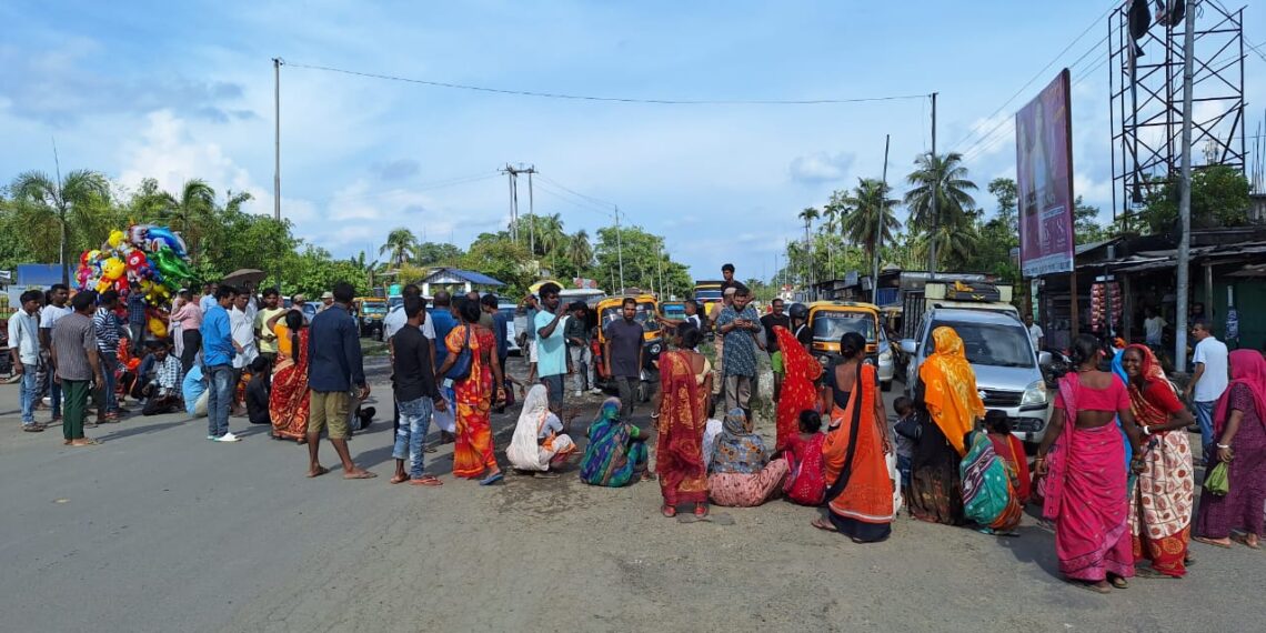 মন্ত্রীকে স্মারকপত্র দিতে না পারার জের, উচ্ছেদে গৃহহীনদের সড়ক অবরোধ রংপুরে