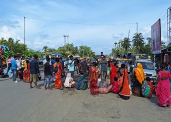 মন্ত্রীকে স্মারকপত্র দিতে না পারার জের, উচ্ছেদে গৃহহীনদের সড়ক অবরোধ রংপুরে