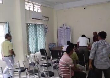 শিক্ষকদের মেডিকেল ফিটনেস সার্টিফিকেট ইস্যুতে অর্থ দাবির অভিযোগের তদন্তে সিএম ভিজিলেন্সের অভিযান করিমগঞ্জে