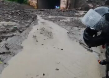 ভয়ংকর কুলিয়াঙ, ধসের তলায় লরি