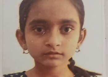 গুমড়ায় সিলিন্ডার বোজাই লরির ধাক্কায়  মৃত্যু স্কুল ছাত্রীর ,জখম ২