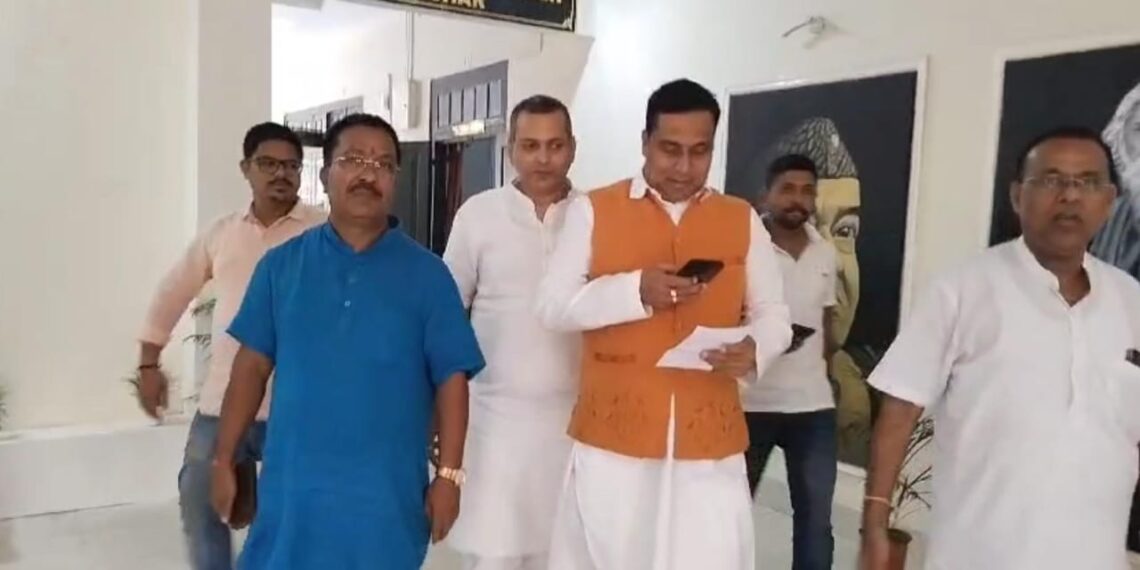 জেলা সভাপতি পদের টোপ গিলে মনোনয়ন প্রত্যাহার অমিয়র!