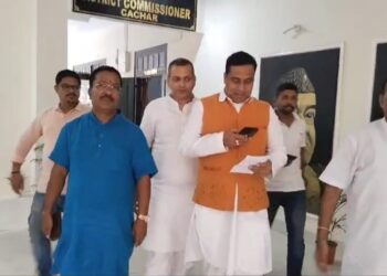 জেলা সভাপতি পদের টোপ গিলে মনোনয়ন প্রত্যাহার অমিয়র!