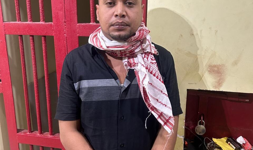 করিমগঞ্জ পুলিশের জালে  ভুয়ো আই পি এস অফিসার