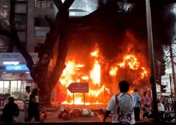 বেঙ্গালুরুতে ব্যাটারিচালিত স্কুটারের শোরুমে আগুন, হত ১