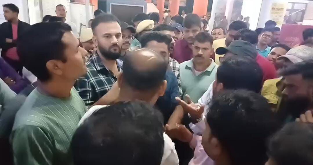 বদরপুর স্টেশনে যাত্রী বিক্ষোভ