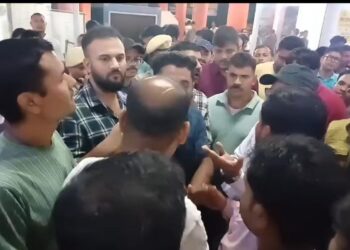 বদরপুর স্টেশনে যাত্রী বিক্ষোভ