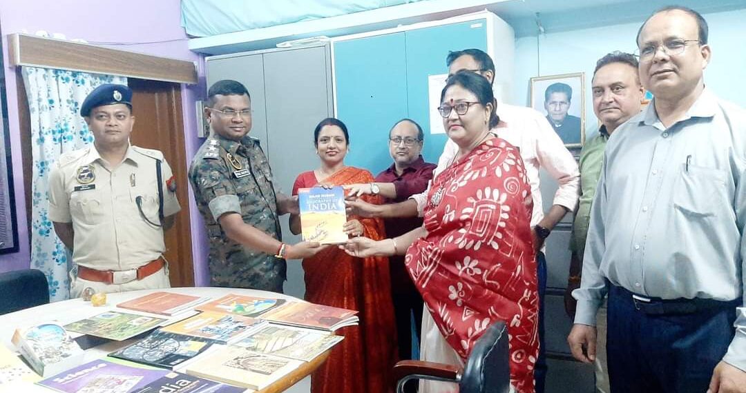 পড়ুয়াদের সিভিল সার্ভিস পরীক্ষার প্রস্তুতির জন্য শিলচরের দুই কলেজকে বই দিল পুলিশ